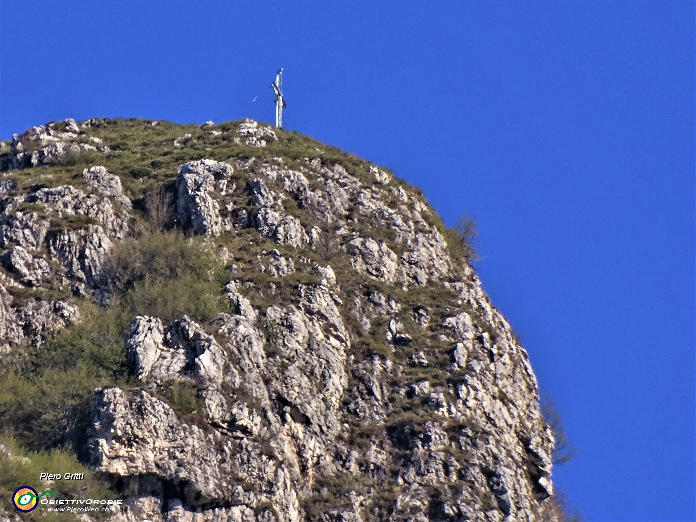 14 Zoom sulla cima con croce del Corno Birone.JPG